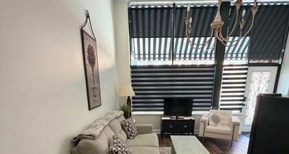 Studio 4 -Cozy 1-bedroom apartment in serene, Historic Downtown Tifton with AC