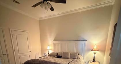 Cozy 1-bedroom apartment in serene, Historic Downtown Tifton with AC