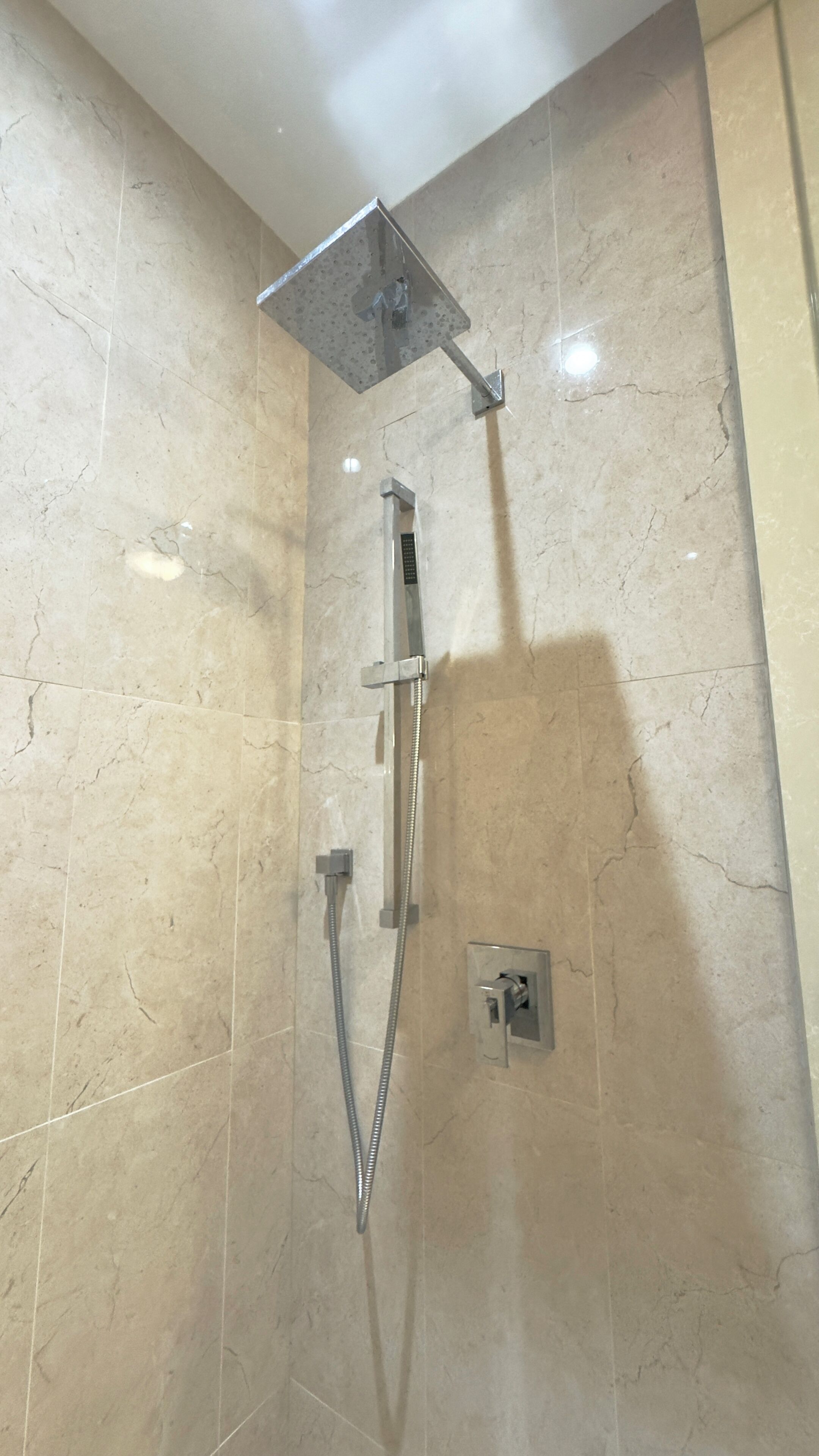 Douche, sèche-cheveux, serviettes fournies, savon