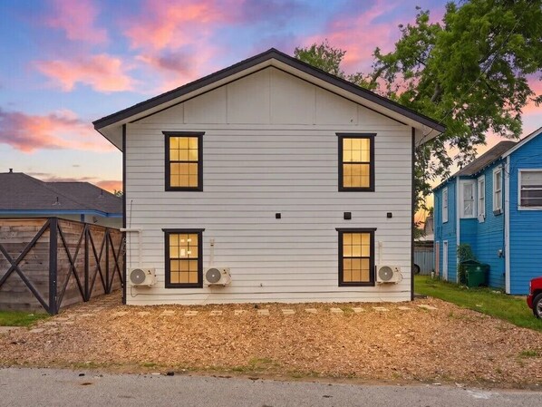 Exterior - Cozy 2BR Near NRG & Downtown Houston (Houston)
