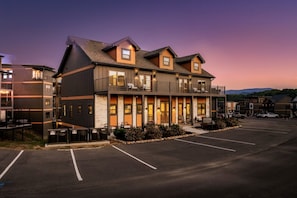 A multi-story hotel with a parking lot in front. - 8BR/Golf Simulator/FREE Waterpark/PrivatePool (Sevierville)