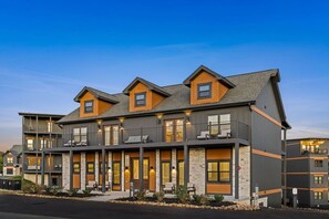 Exterior - 8BR/Golf Simulator/FREE Waterpark/PrivatePool (Sevierville)