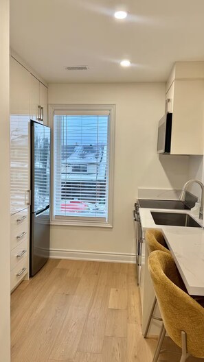Private kitchen - Bright & Luxurious Cozy Studio APT (Toronto)