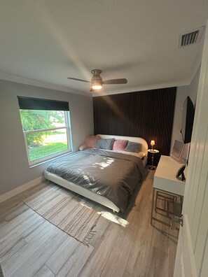 Tabla de planchar con plancha, wifi y ropa de cama 