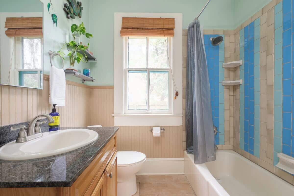 Une salle de bain avec un lavabo, des toilettes et une baignoire.