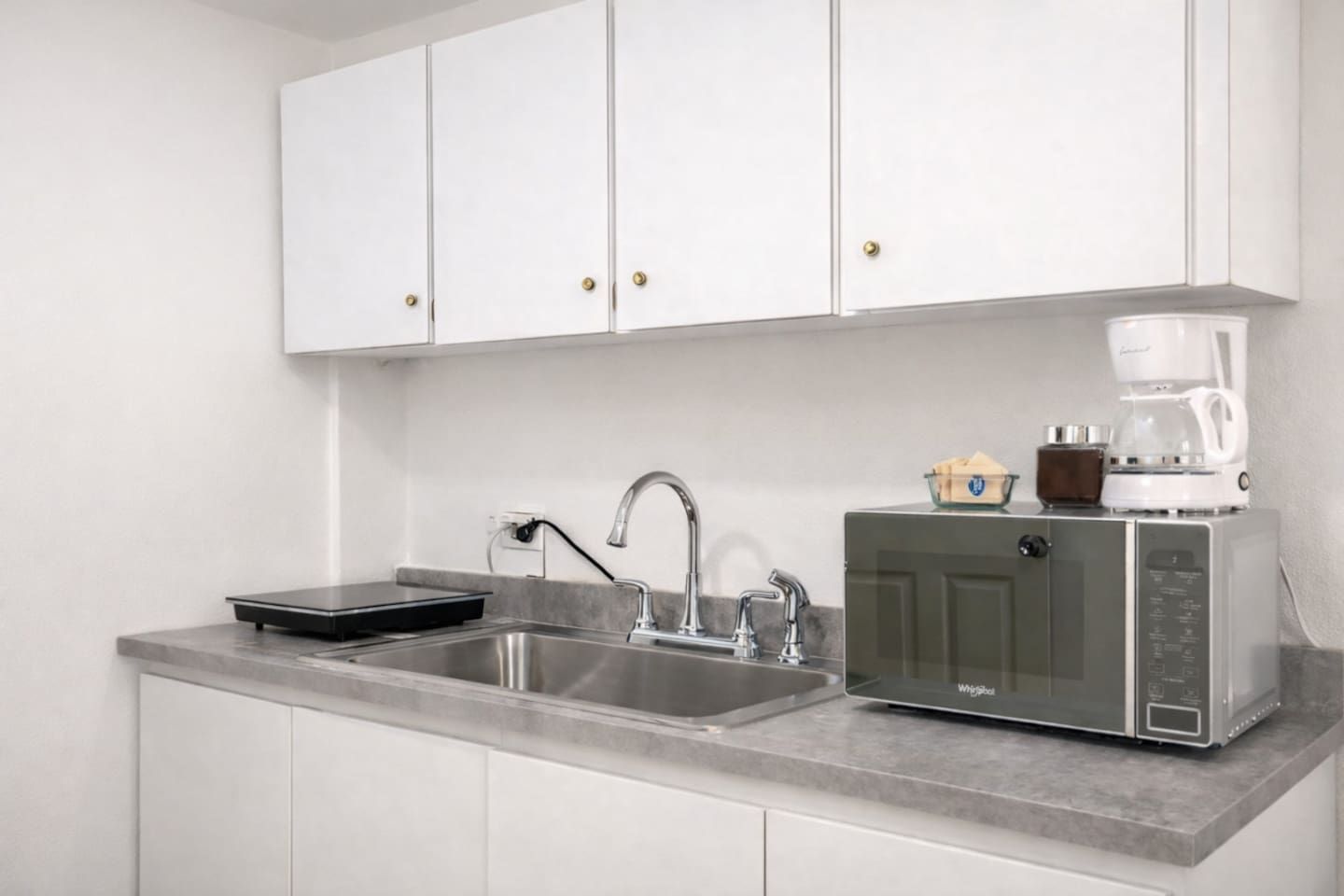 Coffee/tea maker, fridge, microwave, stovetop