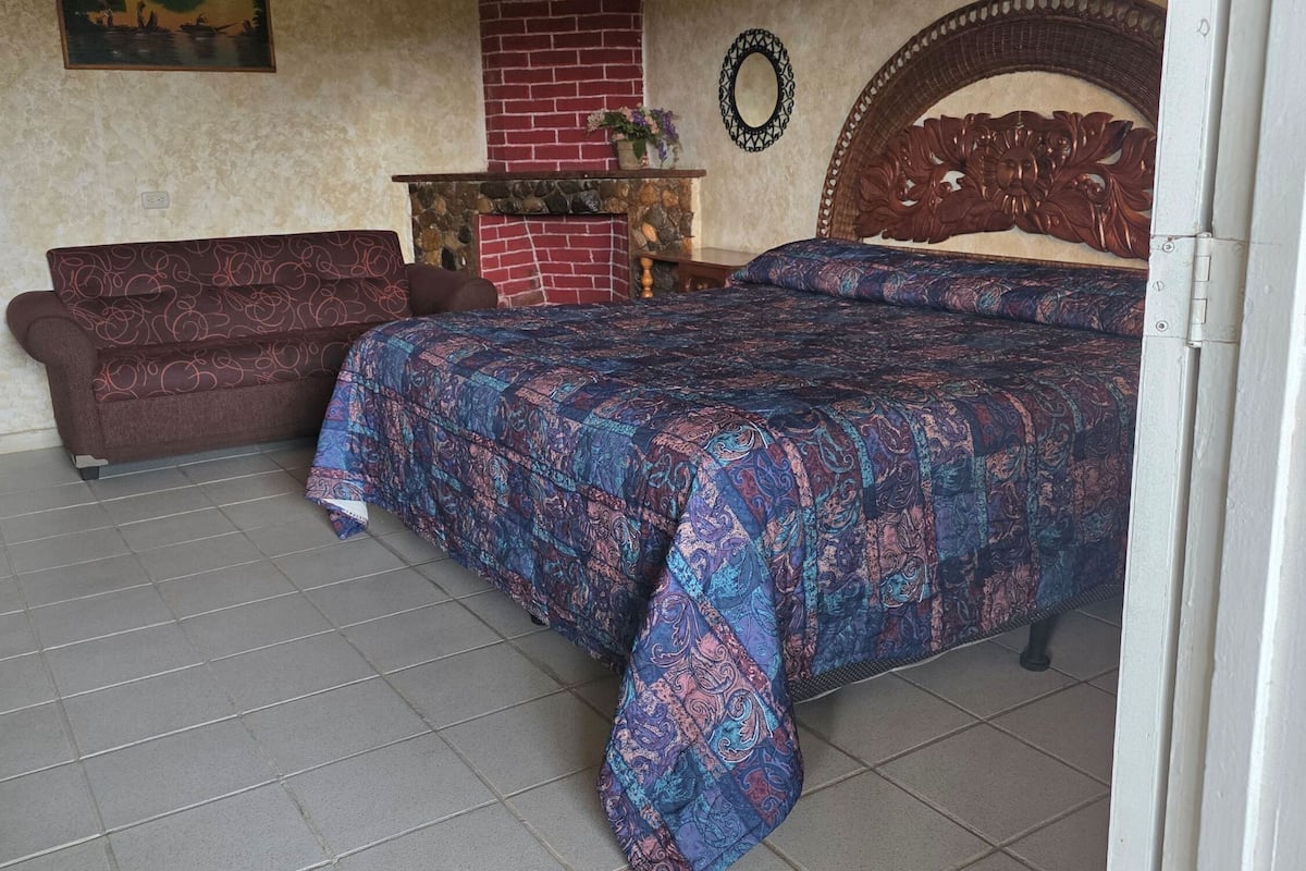 Habitación doble, 1 cama King size | Baño | Tina, jabón, papel de baño