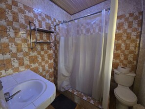 Double Room Single Use | Bathroom | Bathtub, soap, toilet paper - Hotel Paradise Inn (Panajachel)