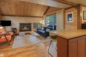 Una sala de estar acogedora con chimenea, televisor y sofá.