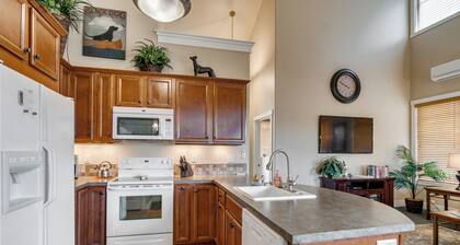 Cottonwood Suite - Pet-Friendly Downtown Sisters Suite, Three Sisters Views
