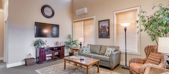 Cottonwood Suite - Pet-Friendly Downtown Sisters Suite, Three Sisters Views