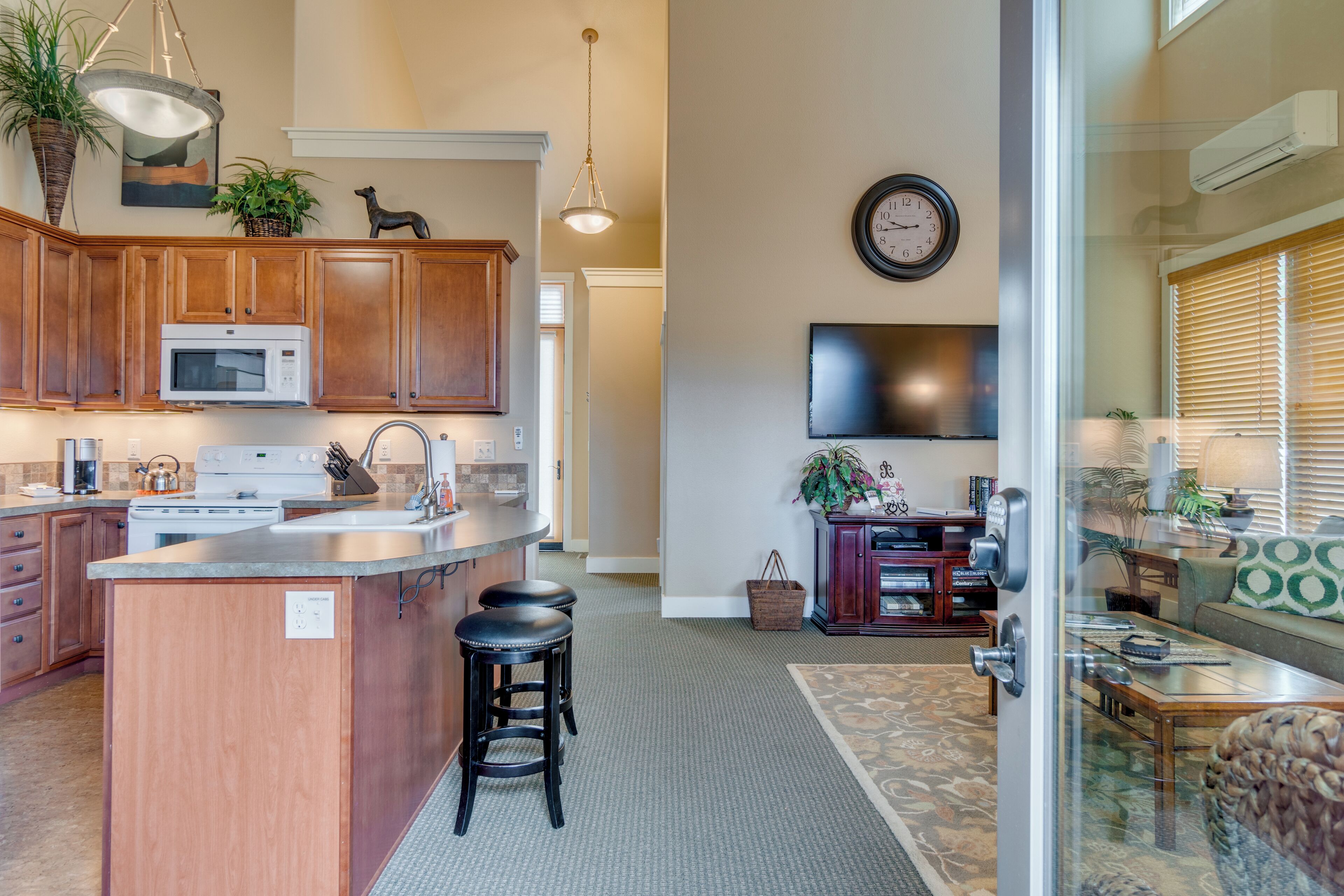Coffee/tea maker, fridge, oven, stovetop