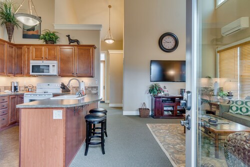 Cottonwood Suite - Pet-Friendly Downtown Sisters Suite, Three Sisters Views
