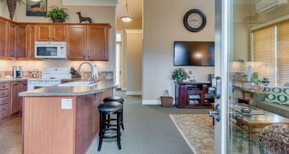 Cottonwood Suite - Pet-Friendly Downtown Sisters Suite, Three Sisters Views