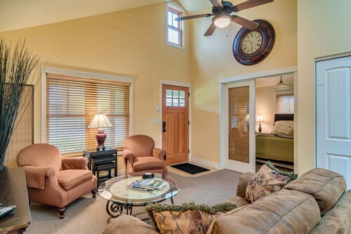 Pine Meadow Cottage - One Block to Downtown Sisters, Cozy Cottage with Pool Access