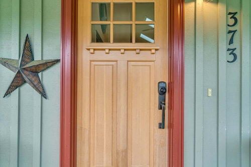Pine Meadow Cottage - One Block to Downtown Sisters, Cozy Cottage with Pool Access
