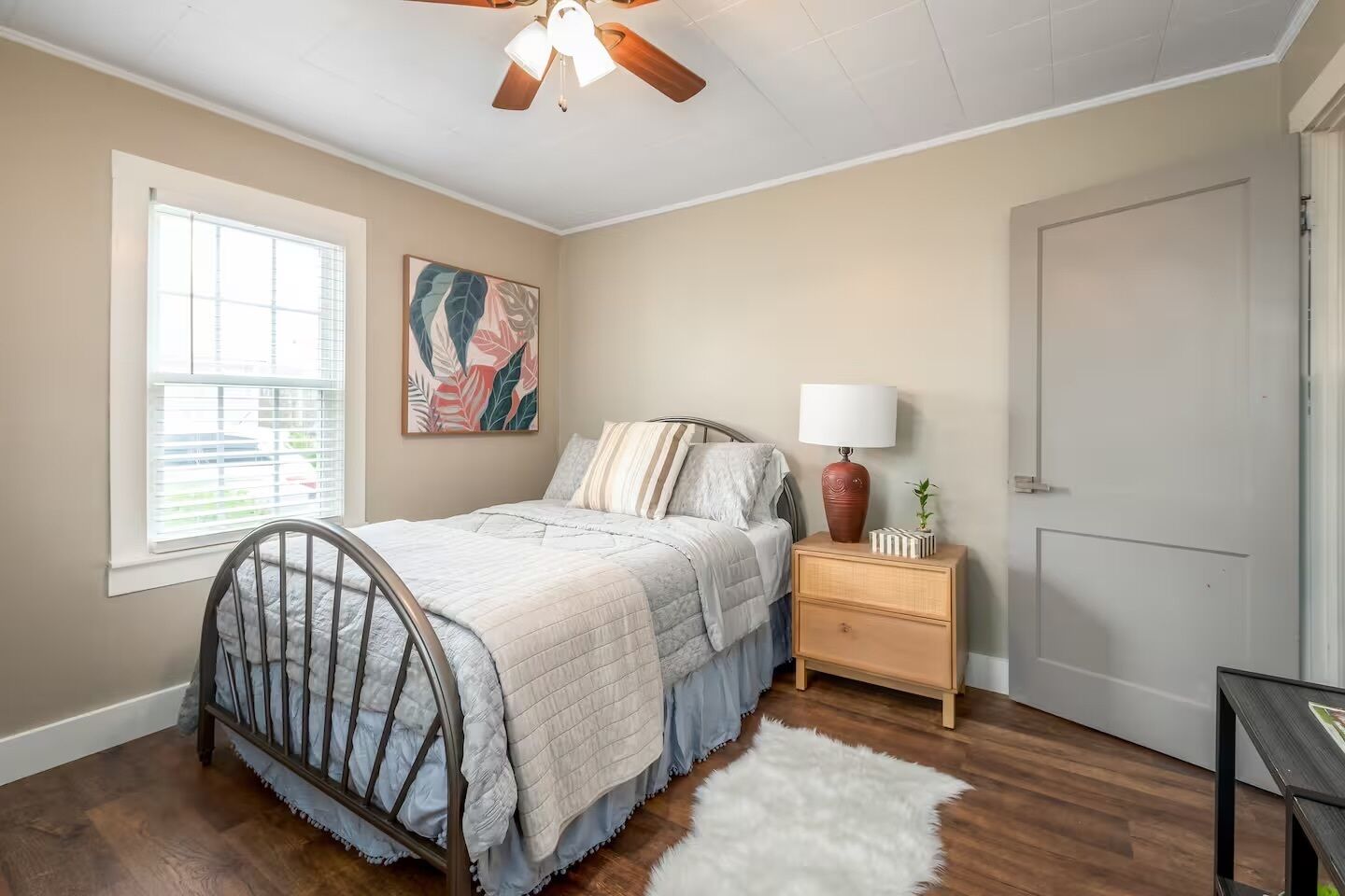 2 habitaciones, tabla de planchar con plancha, wifi y ropa de cama 