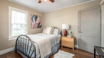 2 habitaciones, tabla de planchar con plancha, wifi y ropa de cama