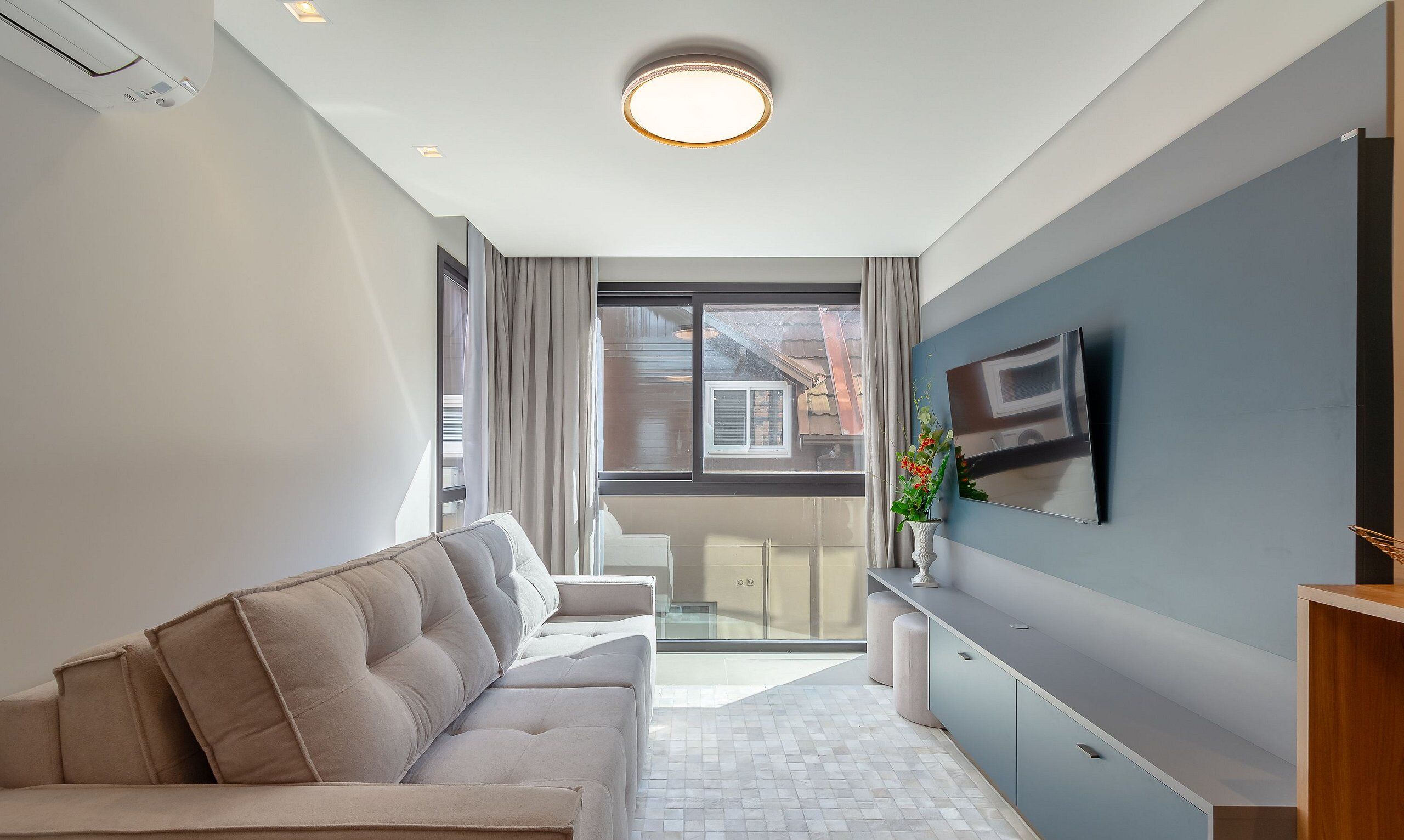 Basic Apartment | Ruang tamu | 40 inci televisyen dengan digital 