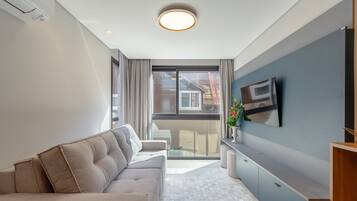 Basic Apartment | Ruang tamu | 40 inci televisyen dengan digital