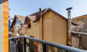 A narrow street with buildings featuring pitched roofs and visible chimneys. - Apartment in the Center Near Rua Coberta Dlh0303 (Gramado)