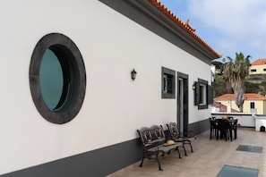 Outdoor dining - Villa 5 – Cozy Duplex Near the Beach (Vila Baleira)