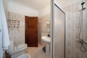 Bathroom - Villa 5 – Cozy Duplex Near the Beach (Vila Baleira)