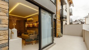 Een modern interieur met een bank, stoelen en een decoratieve vaas.