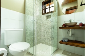 A bathroom with a toilet, a glass-enclosed shower, a sink with a bowl, and a mirror above the sink. - Relaxing Chalet Campos do Jordao-sp Rds002 (Campos do Jordão)