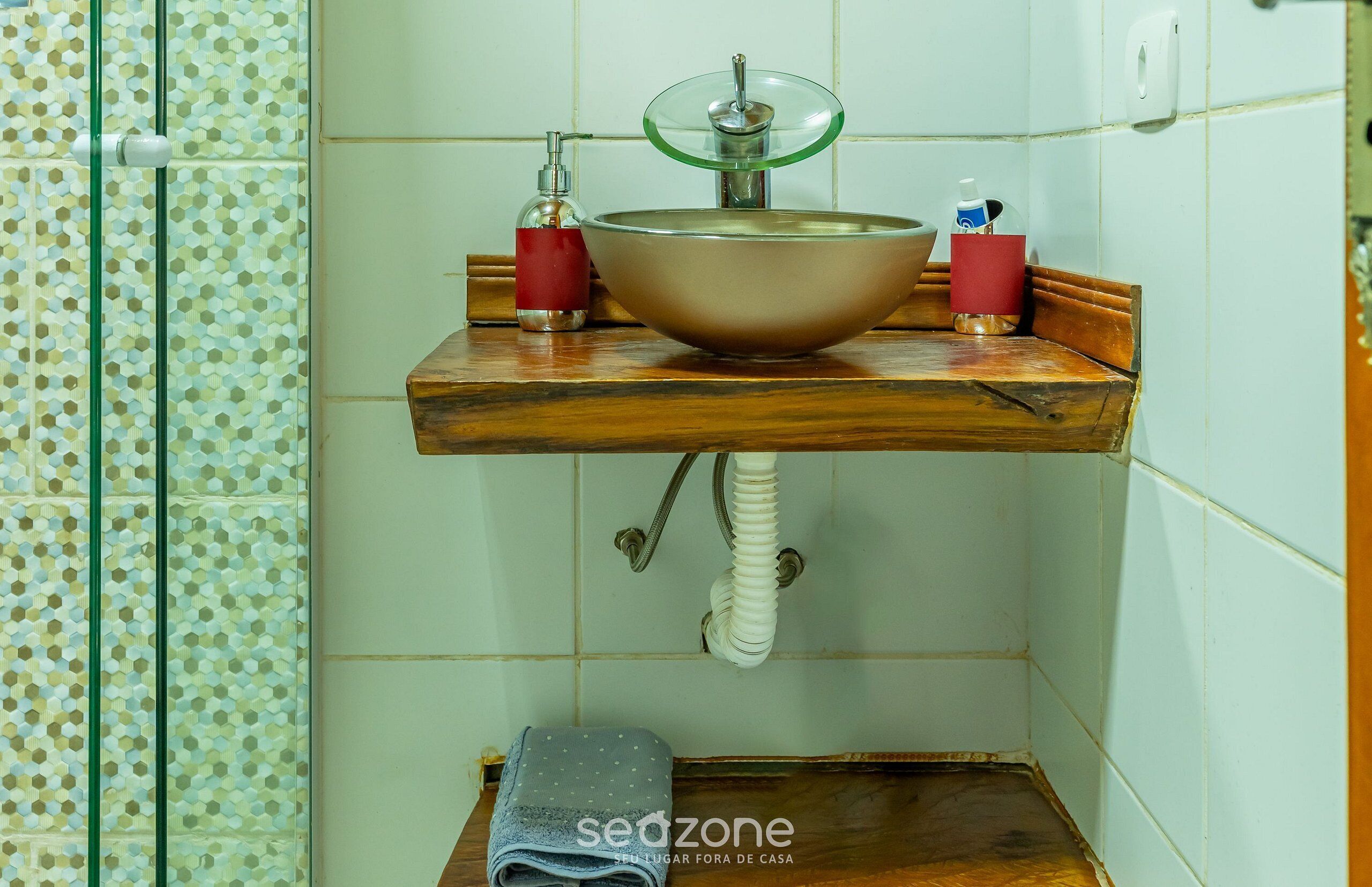 Basic Apartment | Bathroom | Shower