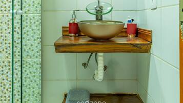 Basic Apartment | Bathroom | Shower