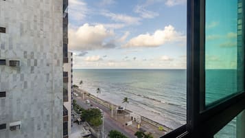 Vista de uma praia a partir de um edifício com fachada em azulejos.