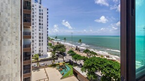 A high-rise building with a view of a beach and ocean. - Comfortable Seaside Apt in Boa Viagem Iaa0502 (Recife)