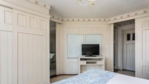 A bedroom with a bed, a TV, and a wardrobe. - Beautiful Penthouse Luxury Resort Jurere Ilc2505 (Florianópolis)