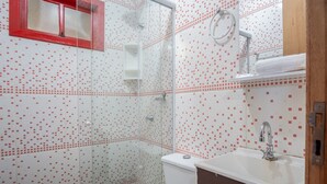 A bathroom with a shower, toilet, and sink. - Charming Cabin 11 Minutes From Rosa Beach Prj001 (Imbituba)