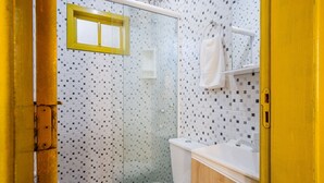 A bathroom with a shower, toilet, and a small window. - Cabin Between Lagoon and Praia do Rosa - Prj004 (Imbituba)