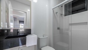 Basic Apartment | Bilik Mandi | Pancuran mandi 