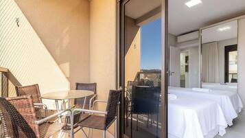Apartemen Basic | Tempat makan outdoor