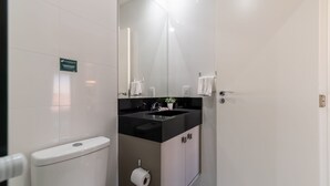Basic Apartment | Bilik Mandi | Pancuran mandi 