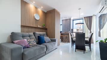 Apartamento básico | Zona de estar | Televisión de 40 pulgadas con canales digitales