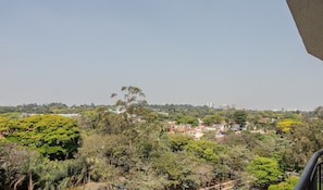 A residential area with dense greenery and a clear sky. - Charming Modern Apartment in Santo Amaro Noa0704 (São Paulo)