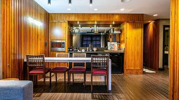 Basic Apartment | Dining