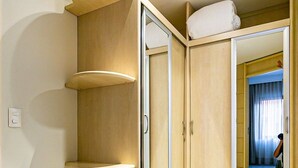 A room with a built-in wardrobe, a mirror, and a toilet. - Wonderful Suite in a Beachfront Resort Jbv108 (Florianópolis)