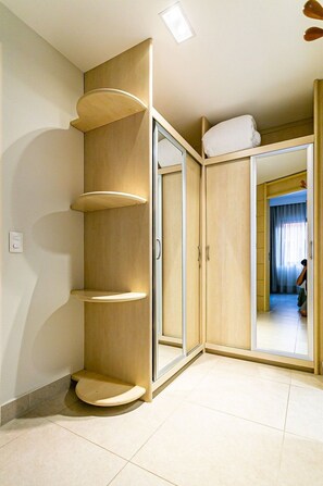 Ein Zimmer mit Einbauschrank, Spiegel und Toilette.