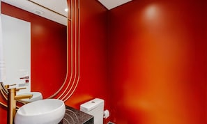 A bathroom with a red wall, a white sink, a gold faucet, and a toilet. - Apt in the Penthouse With Barbecue! - Dlh0501 (Gramado)