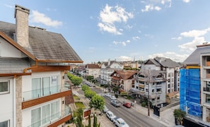 A residential street with houses, a clear sky, and a few cars. - Apt in the Penthouse With Barbecue! - Dlh0501 (Gramado)