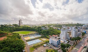 Eine Stadtansicht mit einem großen Park, Sportplätzen und modernen Gebäuden.