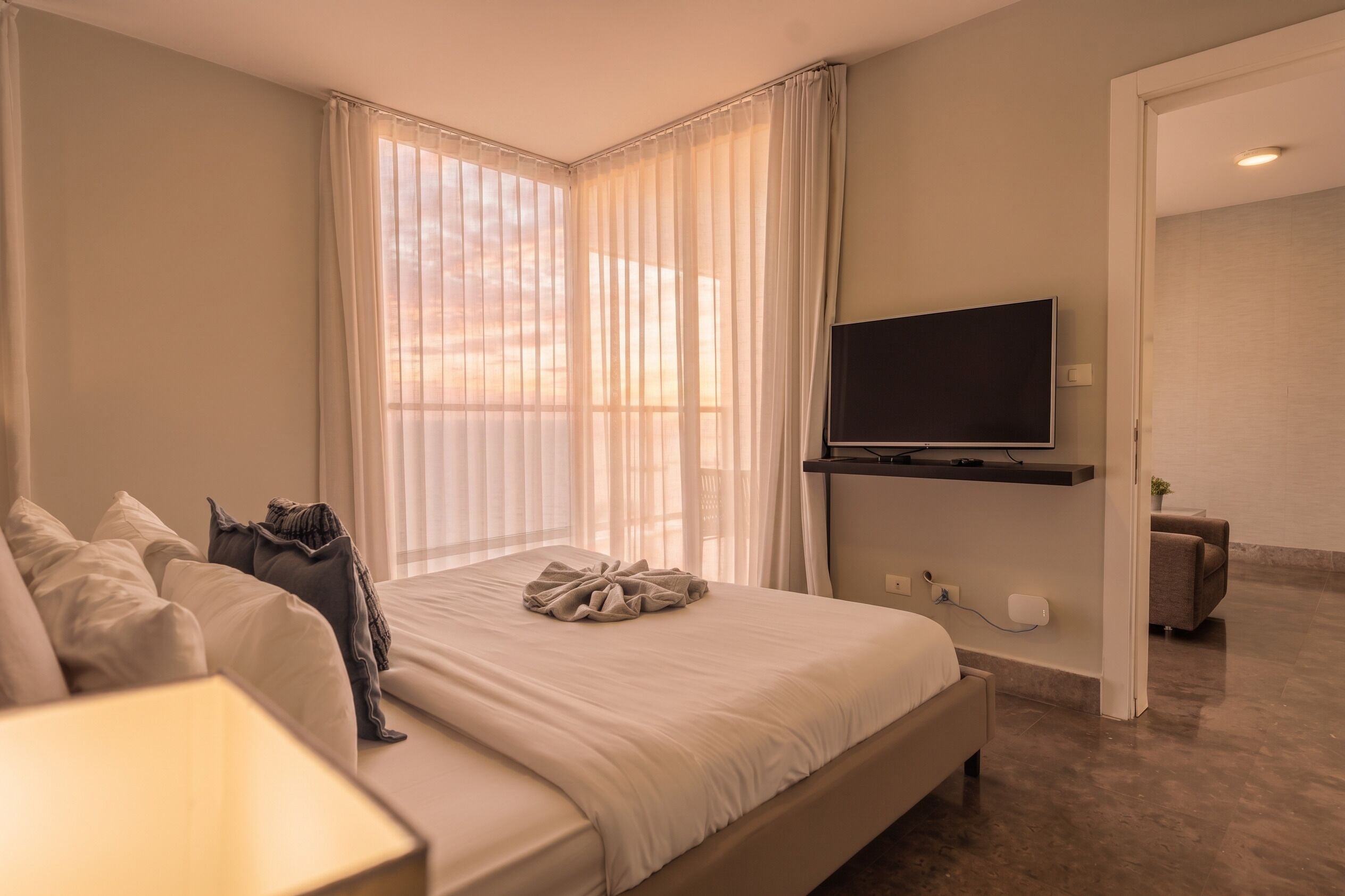 Cortinas blackout, tabla de planchar con plancha y wifi gratis 