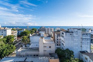 Eine Stadtsicht mit Gebäuden, wolkenlosem Himmel und weiter Meerblick.