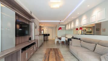 Apartamento básico | Zona de estar | Televisión de 40 pulgadas con canales digitales